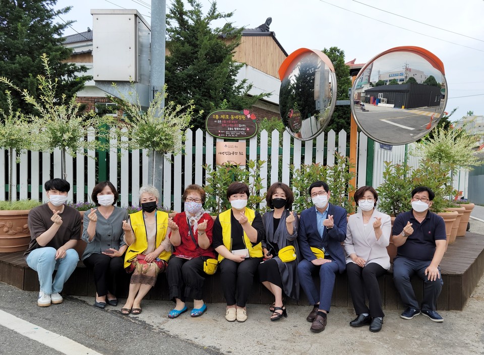 충주시는 23일 교현동행정복지센터 주변의 대흥4길 일원을 여성친화공간 3호로 지정하고 현판식을 진행했다. / 충주시