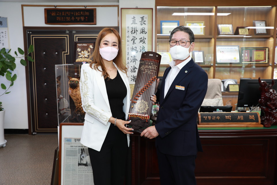 영동군 홍보대사에 국악인 김용우씨와 가수 란ㆍ임찬씨가 위촉됐다. / 이하 영동군