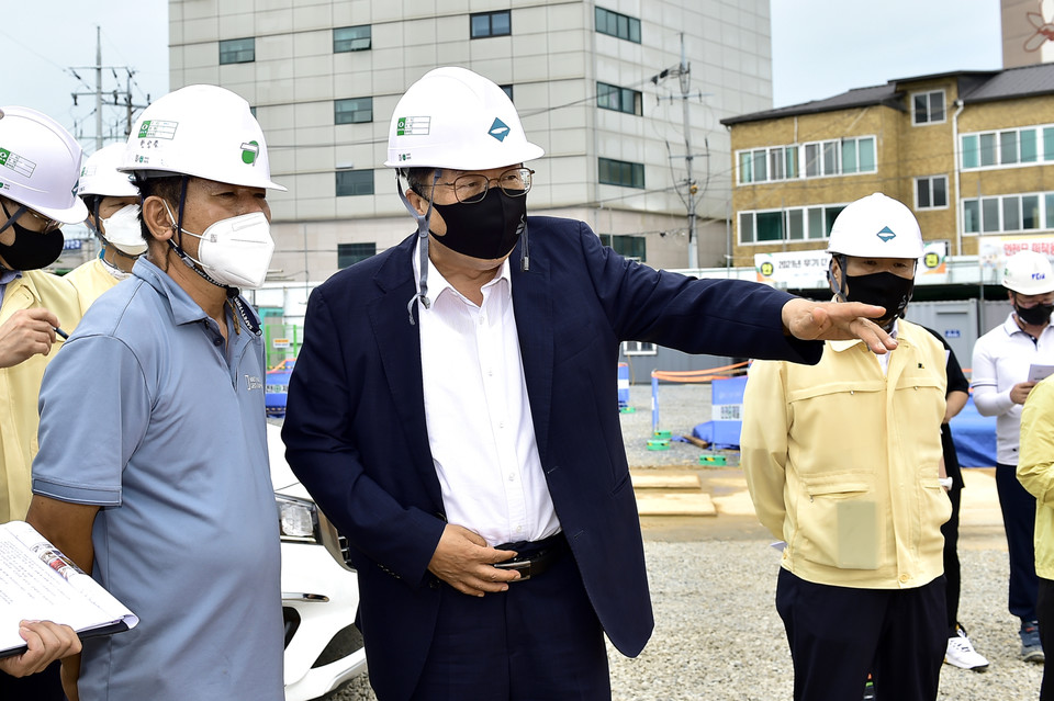 이상천 제천시장이 여름철 장마를 대비해 2일 관내 대규모 사업장 점검에 나섰다. / 제천시