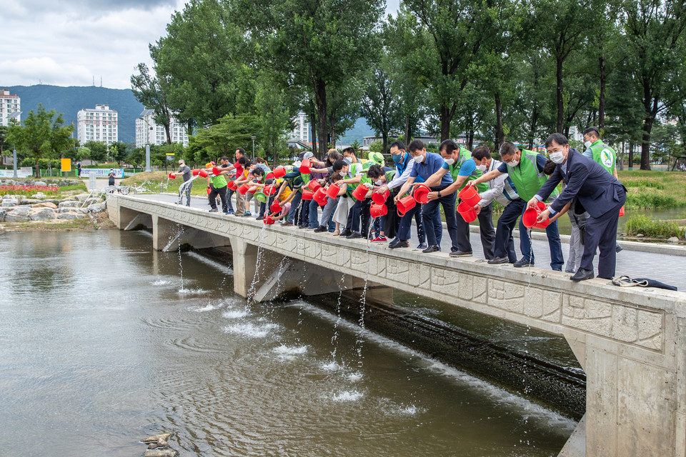 (사)자연보호 증평군협의회는 지난 3일 증평읍 보강천에 납자루, 치리 등 1천여 마리의 토종어류를 방류했다. / 증평군