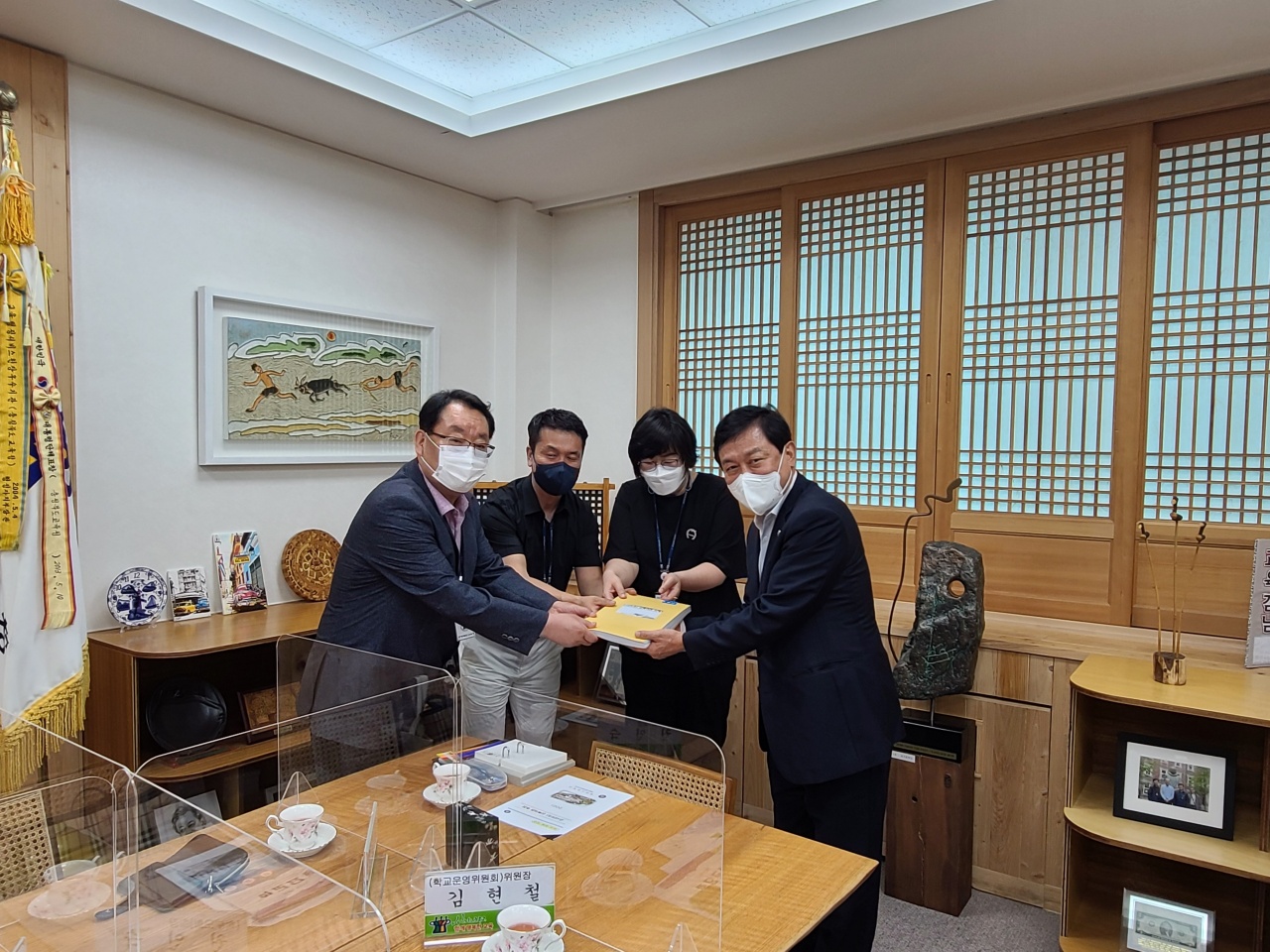 제천고 총동문회와 학교운영위원회, 학부모회는 6일 충북교육청을 방문, 김병우 교육감에게 제천고 신축이전을 원하는 3822명의 서명부를 전달했다.(제천교육지원청 제공)