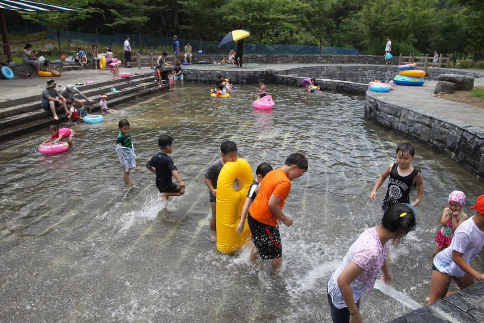 13일 진천군은 최근 코로나 델타 바이러스가 급격히 확산됨에 따라 지역사회 안전을 위해 만뢰산 자연생태공원 내 어린이 물놀이장을 개장하지 않는다고 밝혔다.