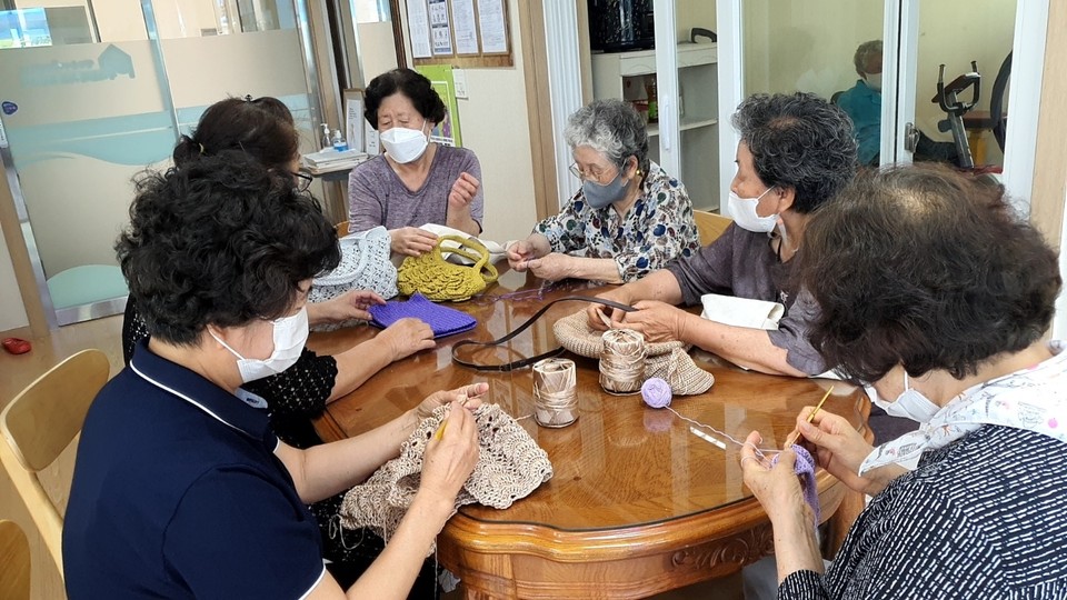 진천군에 코로나19 장기화로 신체적⋅정신적으로 어려움을 겪고 있는 어르신들을 위한 ‘릴레이 재능기부’가 잇따르고 있다.