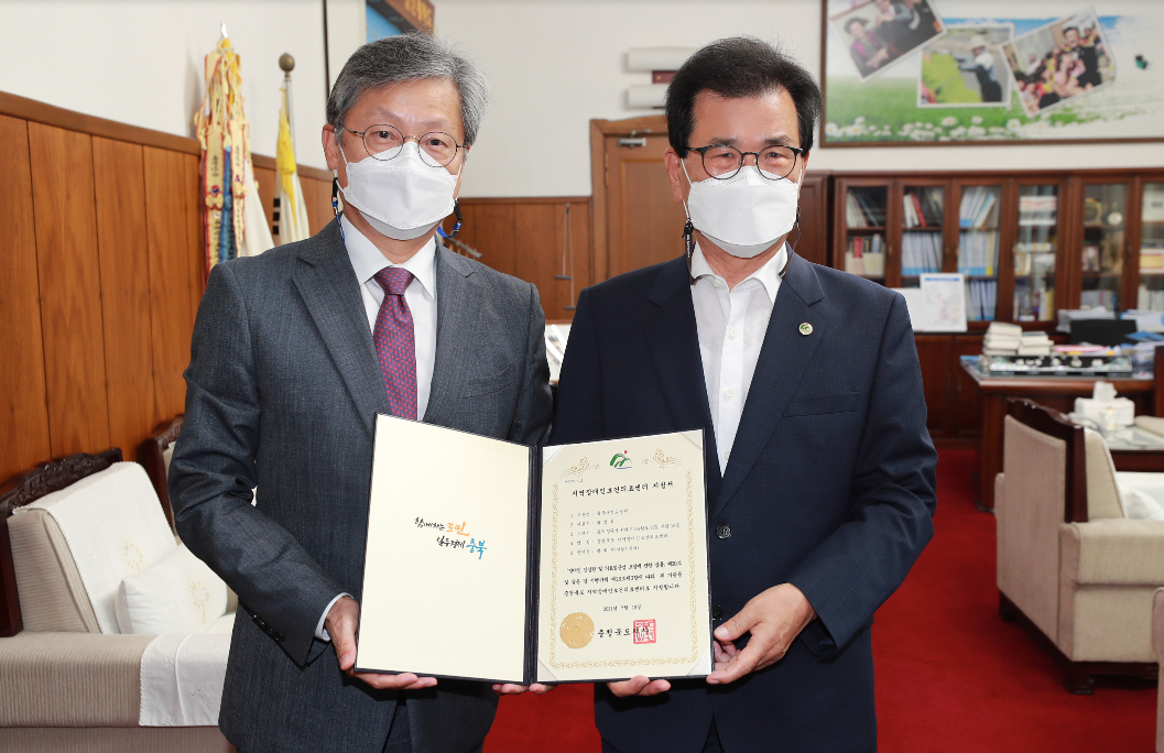 왼쪽부터 최영석 충북대병원장, 이시종 충북도지사.