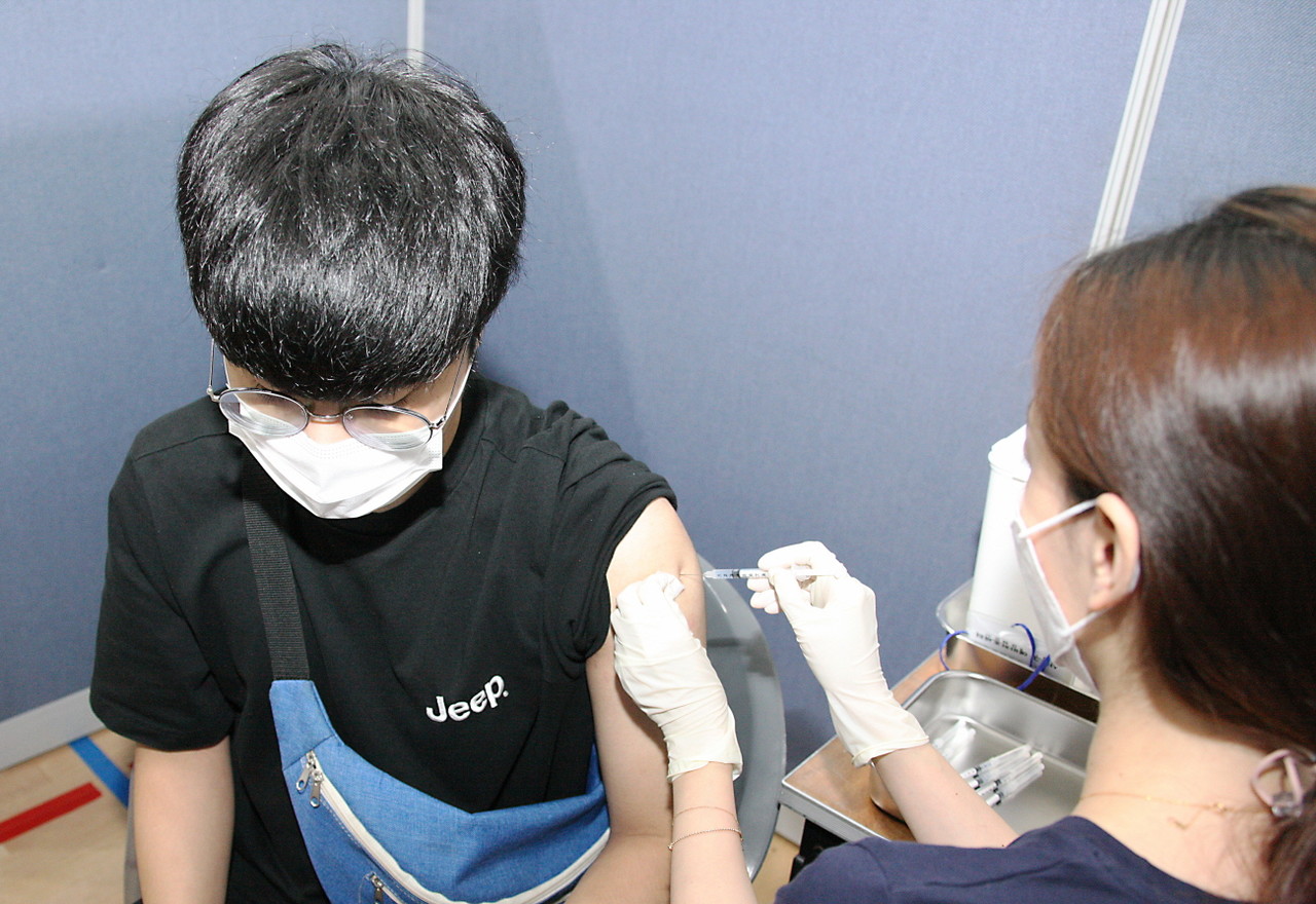 고3학생과 고교 교직원의 백신 접종이 시작된 19일, 충북 청주시 상당구 상당보건소에서 고3학생이 백신접종을 하고 있다.(충북교육청 제공)