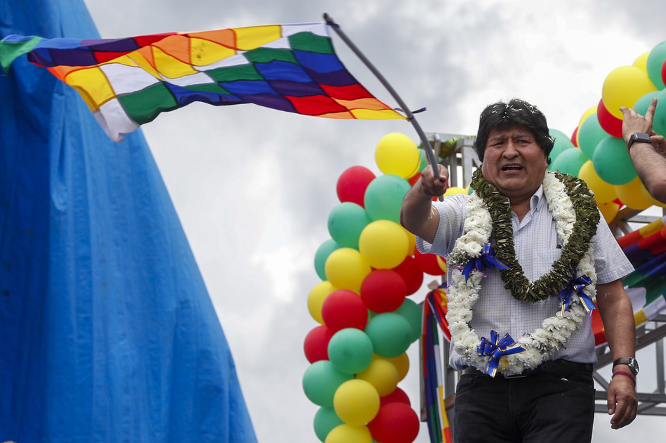2020년 11월 1년 간의 망명 끝에 귀국한 에보 모랄레스 전 볼리비아 대통령이 볼리비아 코차밤바주 치모레에서 열린 집회에 참석해 지지자들을 향해 전통 깃발을 흔고 있다. 코차밤바주는 모랄레스 전 대통령이 정치 경력을 시작한 곳이다.