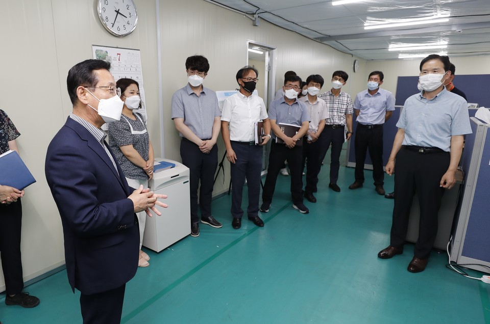 21일 이차영 괴산군수가 괴산국민체육센터에 위치한 2022 괴산세계유기농산업엑스포조직위원회 사무실을 방문해 직원들을 격려했다.