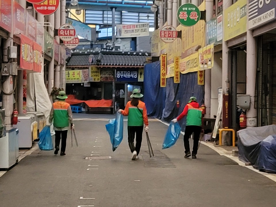 충주시가 성내충인동 전통시장 내 민원 다발 지역의 분리배출 취약지 7곳에 대한 특별정비에 나선다. / 충주시