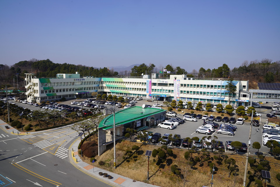 진천군(군수 송기섭)이 한국교통안전공단에서 주관하는교통문화지수 지자체 평가에서 ‘개선 지자체 지수 상승률’ 부분에서 전국 226개 기초지자체 중 2위를 차지했다.