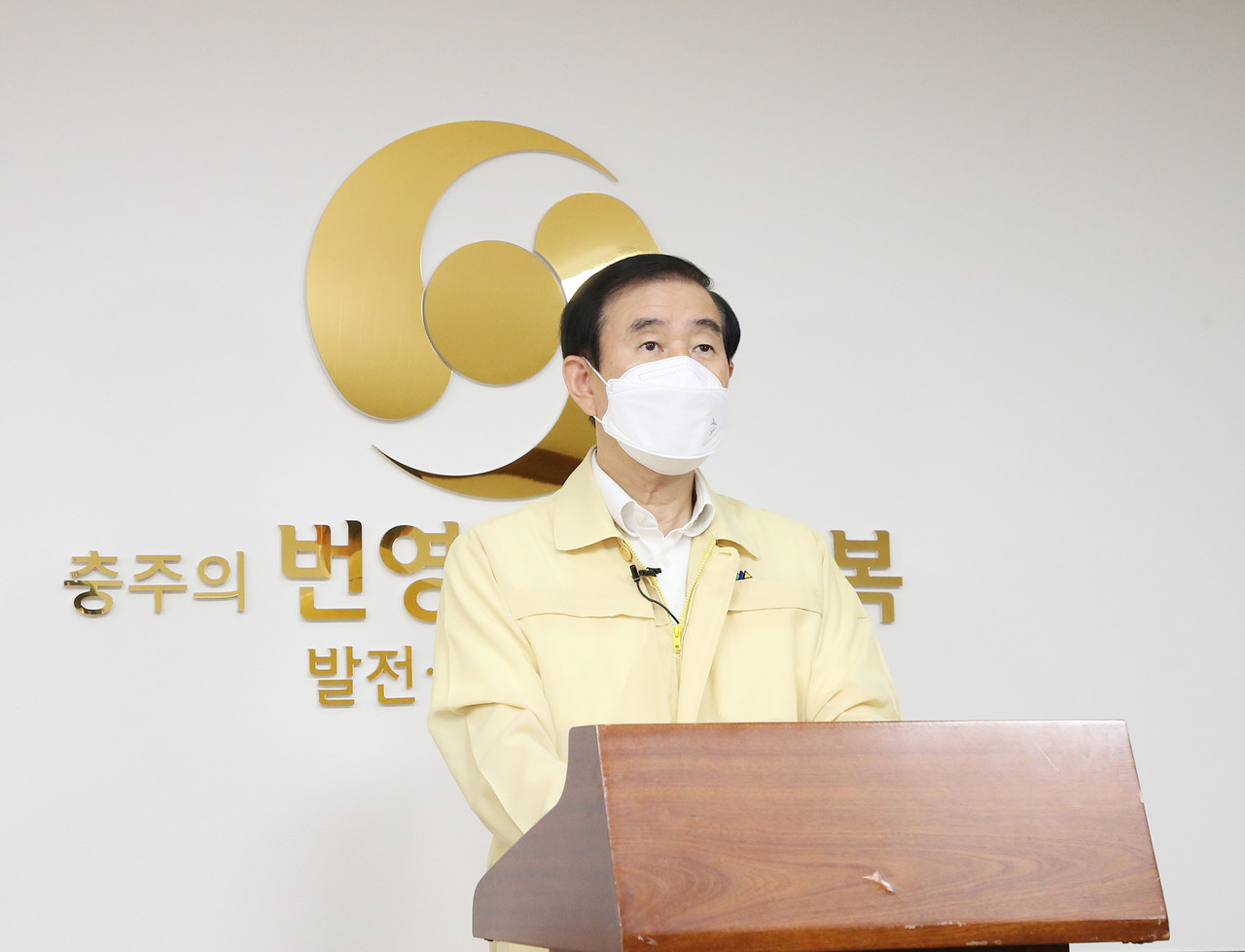 조길형 충주시장이 4일 브리핑을 통해 사회적 거리두기 4단계 격상을 발표하고 있다.(충주시 제공)