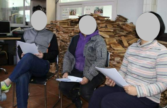 북의 지령을 받아 F-35 스텔스기 도입 반대운동을 펼치 혐의로 구속된 ‘자주통일충북동지회’(이하 동지회)가 자신만의 활동을 극단적으로 부풀리고 자화자찬 한 것으로 나타났다. 사진은 이들이 인터넷커뮤니티에 21대 총선에  출마를 선언한 새세대노동청년회 이 모씨와 인터뷰를 진행해 정책협약을 맺었다고 올린 사진. 하지만 이들은 충북동지회 소속 가족과 관련단체 소속사람들로 확인됐다.