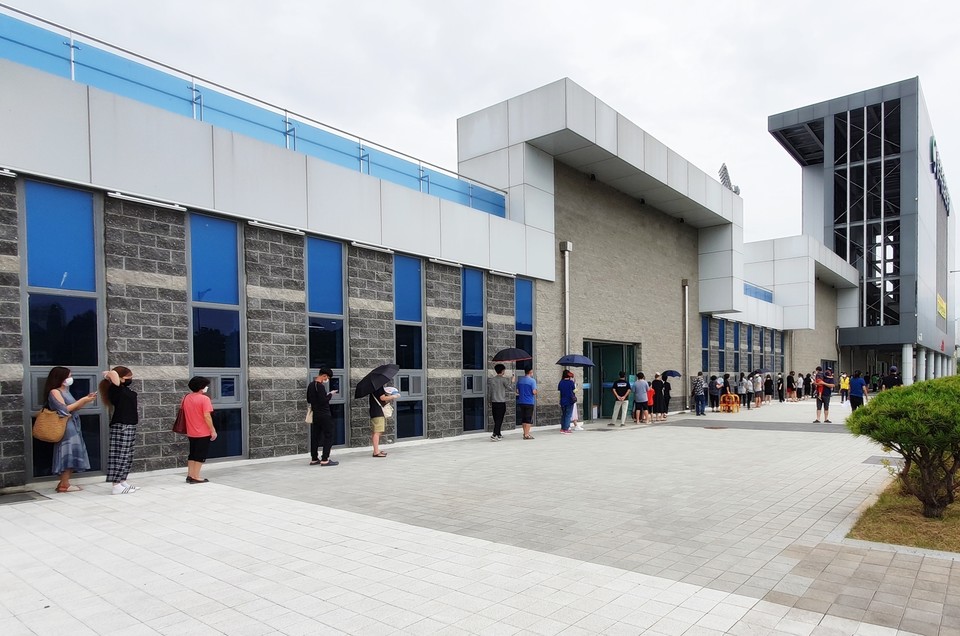 충주시가 충주종합운동장에 ‘임시선별진료소’를 확대 운영하고 1일 코로나19 검사 규모를 기존 400명에서 2천 500명으로 늘렸다. / 충주시