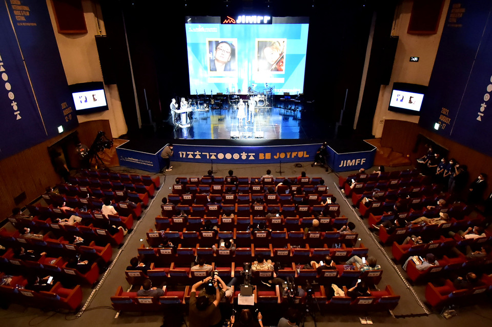 '제17회 제천국제음악영화제'가 지난 12일 오후 7시 제천시 문화회관에서 개막식을 열고 축제의 시작을 알렸다. / 이하 조직위