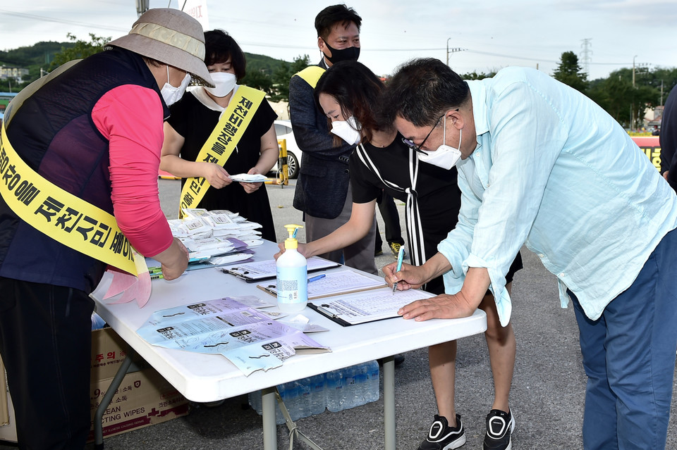 이상천 제천시장이  제천비행장 폐쇄를 촉구하는 서명운동에 동참했다.
