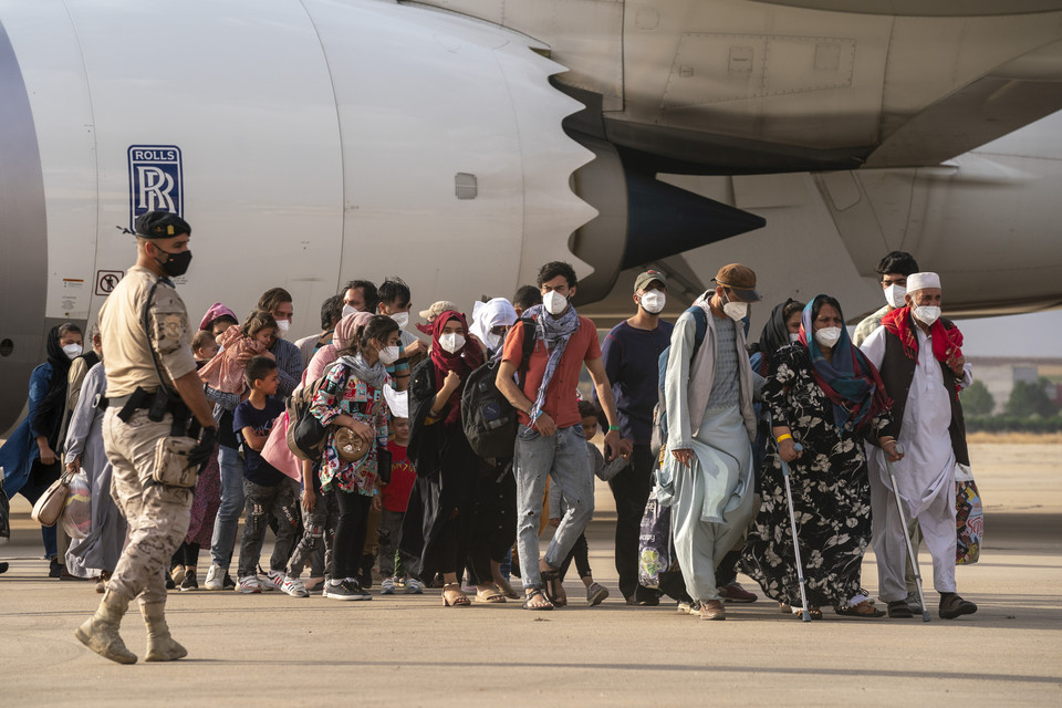 아프가니스탄에서 대피한 아프간 사람들이 23일(현지시간) 스페인 마드리드의 토레혼 공군 기지에 도착해 항공기에서 내려 도보로 이동하고 있다.(사진 뉴시스)