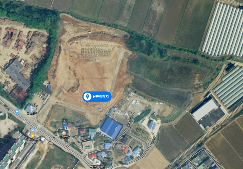 국내 인터넷포털사가 제공하는 지도서비스 화면.  충북 진천군 이월면 내촌리 일원 특정지역을 '난민정착지'라고 표기했다.  
