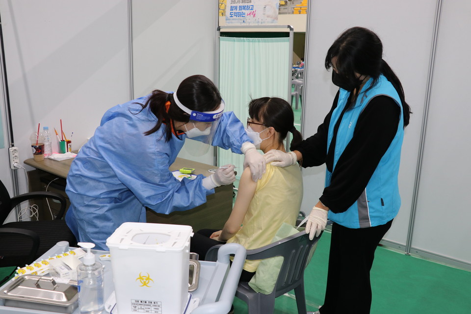 예방접종센터 백신 접종 모습 / 옥천군