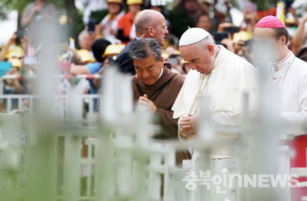 지난 2014년 8월 꽃동네를 방문한 프란치스코 교황이 태아동산에서 낙태반대와 생명존중을 위한 침묵 기도를 올리고 있다. (자료제공=꽃동네)
