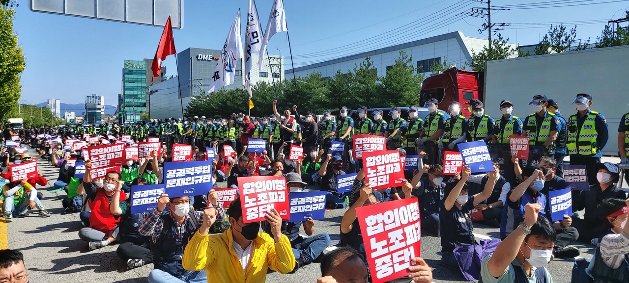 민주노총 공공운수노조는 30일 SPC청주공장 인근 도로에서 ‘SPC자본 및 공권력 투입 규탄 결의대회’를 열었다.
