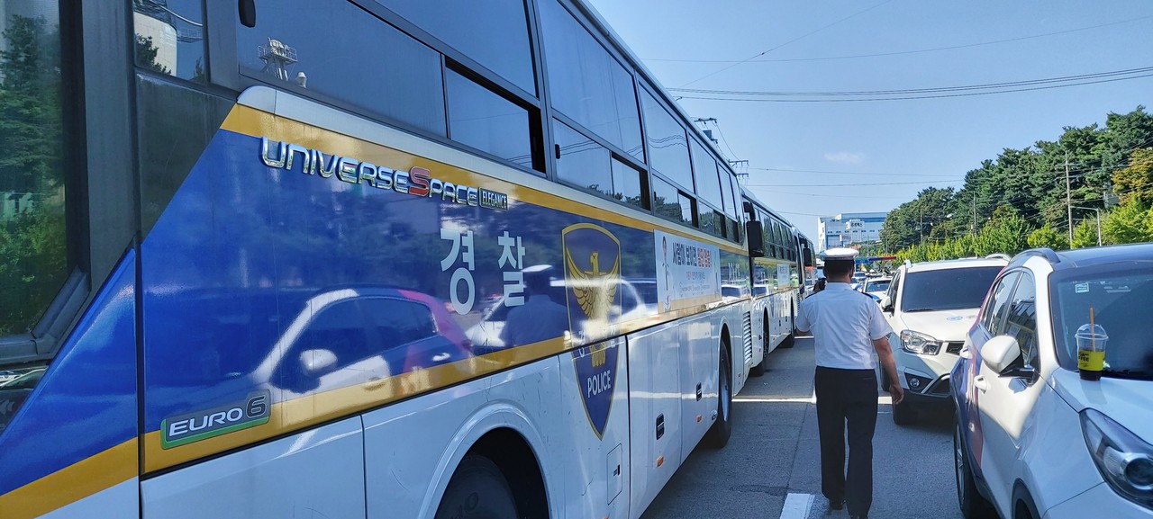 충북경찰은 2천여 명의 병력을 SPC삼립 청주 공장 진입 주요 길목에 배치해 노조원들의 집결을 원천 봉쇄했다.