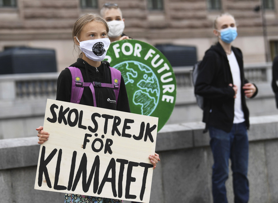 스웨덴의 기후 활동가 그레타 툰베리)가 2020년 9월 4일 스톡홀름의 의회 건물 앞에서 '기후 위한 학교 파업'이라고 적힌 팻말을 들고 시위하고 있다. 