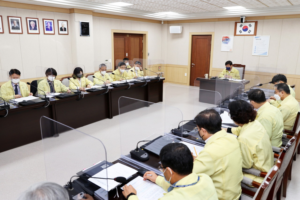 충북교육청은 13일 김병우 교육감 주재로 긴급회의를 열고 코로나 방역을 위한 비상대책을 수립했다.(충북교육청 제공)