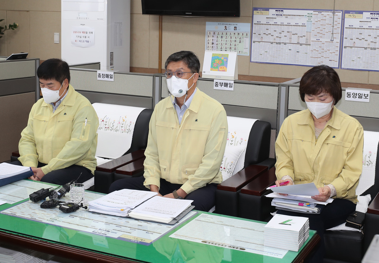 임택수 청주부시장 등이 13일 코로나19 방역대책에 대해 브리핑하고 있는 모습.(청주시 제공)
