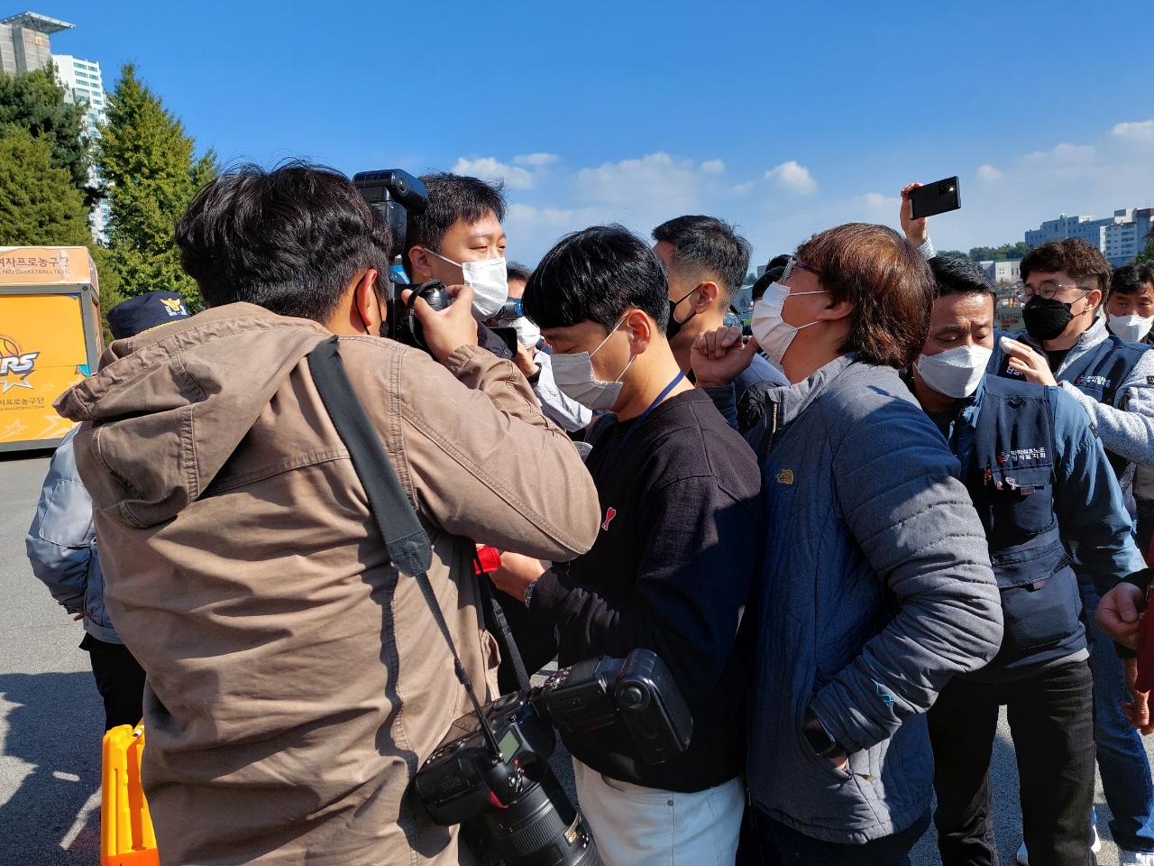 사복을 입은 경찰이 대회 참가자들을 촬영, 참가자들과 실랑이를 벌였다.