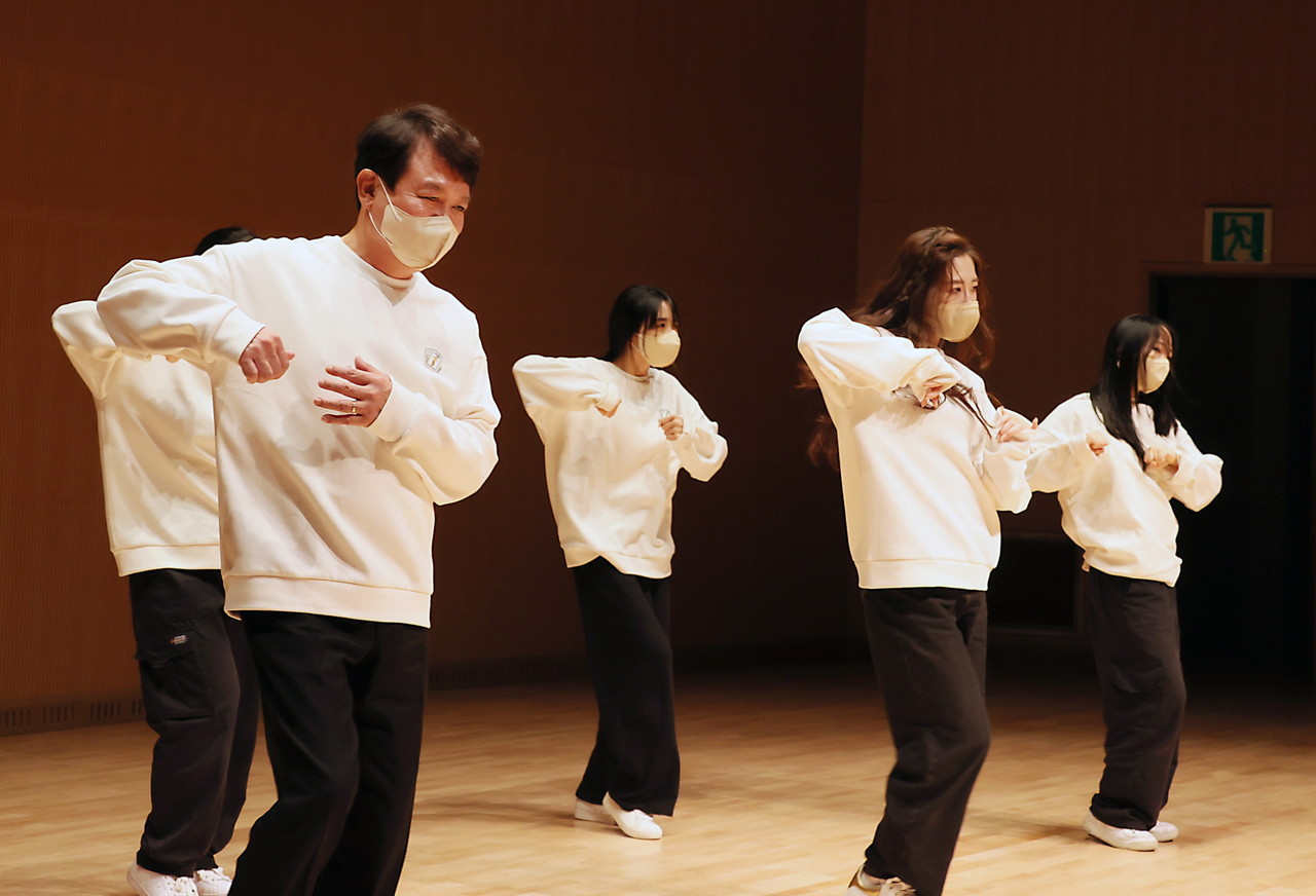 김병우 충북교육감이 학생들과 함께 '드림즈' 안무연습을 하고 있는 모습.(충북교육청 제공)