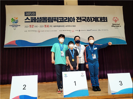 제천여자중학교 1학년 박가은 학생은 지난 2일부터 4일까지 서귀포시에서 열린 ‘제15회 스페셜올림픽코리아 전국하계대회’에서 롤러스케이팅 종목에서 3관왕을 차지했다.