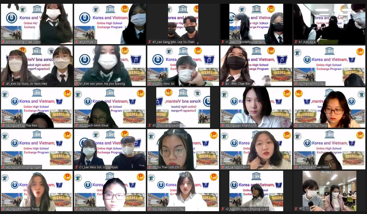 청주외국어고등학교 베트남어·영어과 1·2학년 학생 40여 명이 23일 판딩풍고등학교 학생들과 온라인으로 만나 공동수업을 하고 있는 모습.(충북교육청 제공)