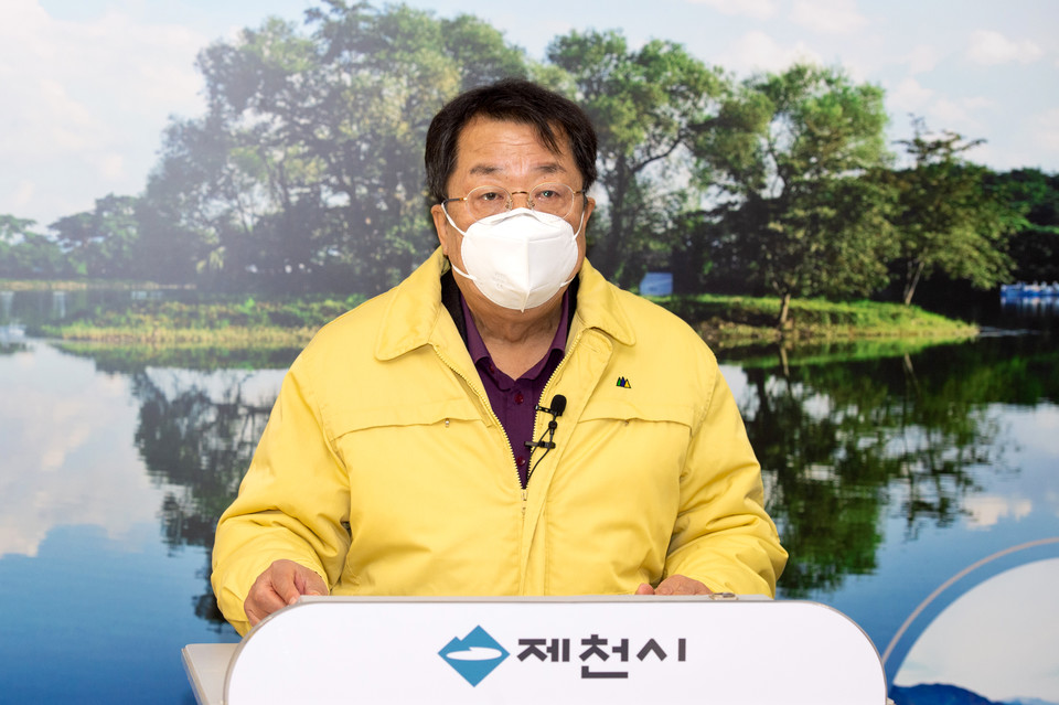 이상천 제천시장이 9일 브리핑을 진행하고 있다. / 제천시