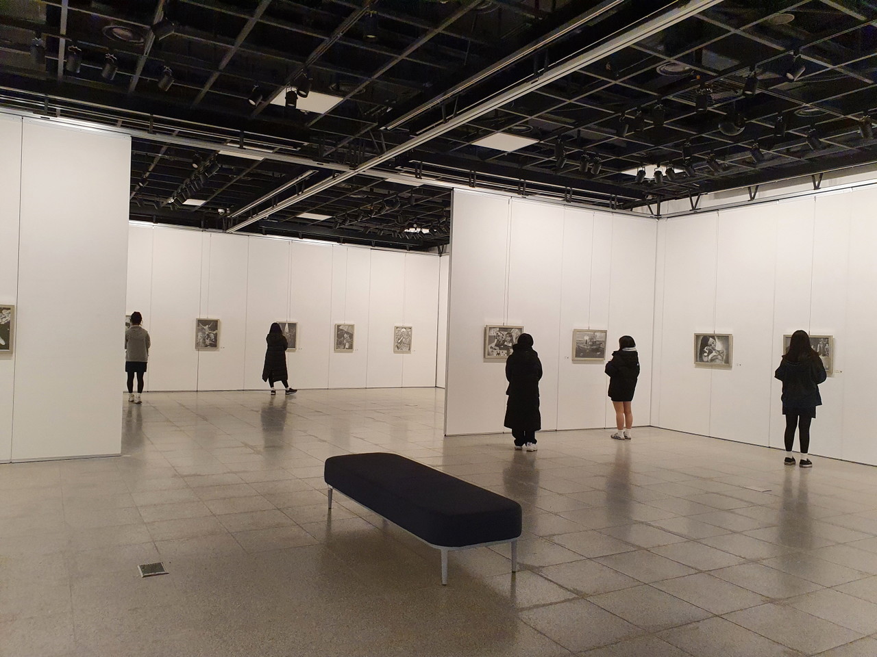 충북교육문화원 예봄갤러리에서는 오는 28일까지 충북예고 미술과 1학년 학생들이 참여한 드로잉전시회가 열린다.(충북교육청 제공)