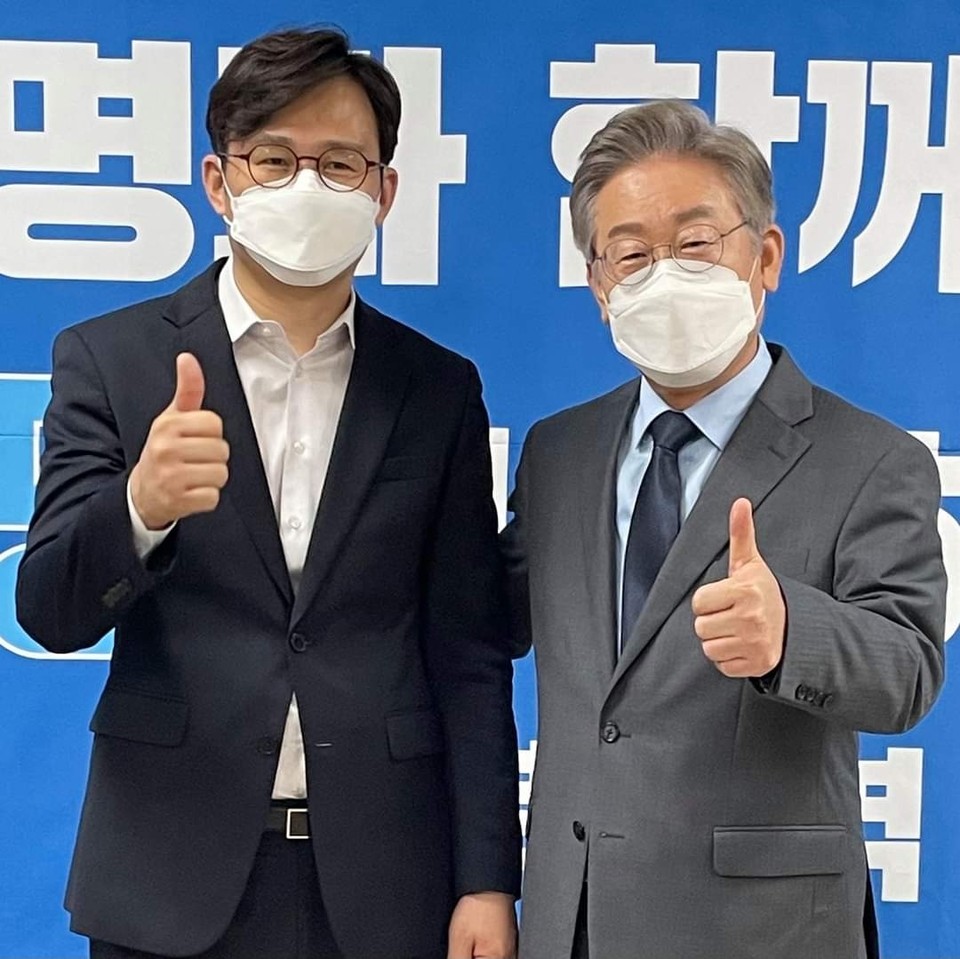 27일 이현웅 전 한국문화정보원장(왼쪽)은 페이스북에 올린 글에서 내년 3월 9일 치러지는 청주상당 국회의원 재선거에 민주당이 후보를 내야한다고 주장했다.