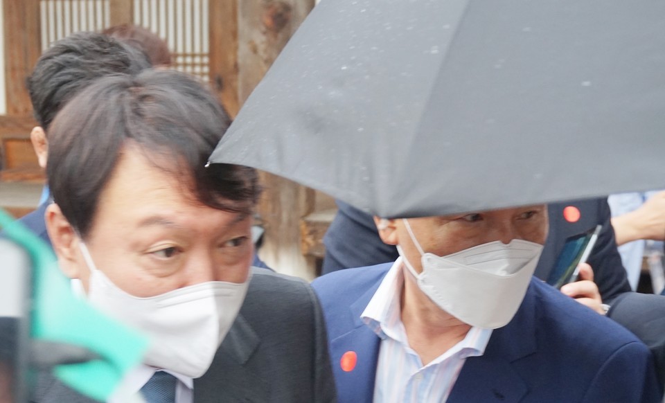 지난 해 8월 31일국민의힘 대선주자인 윤석열 전 검찰총장이 31일 충북 옥천군 육영수여사 생가를 찾아 무소속 박덕흠 국회의원(보은·옥천·영동·괴산)과 육 여사의 영정이 있는 사랑채를 유심히 살펴보고 있다.