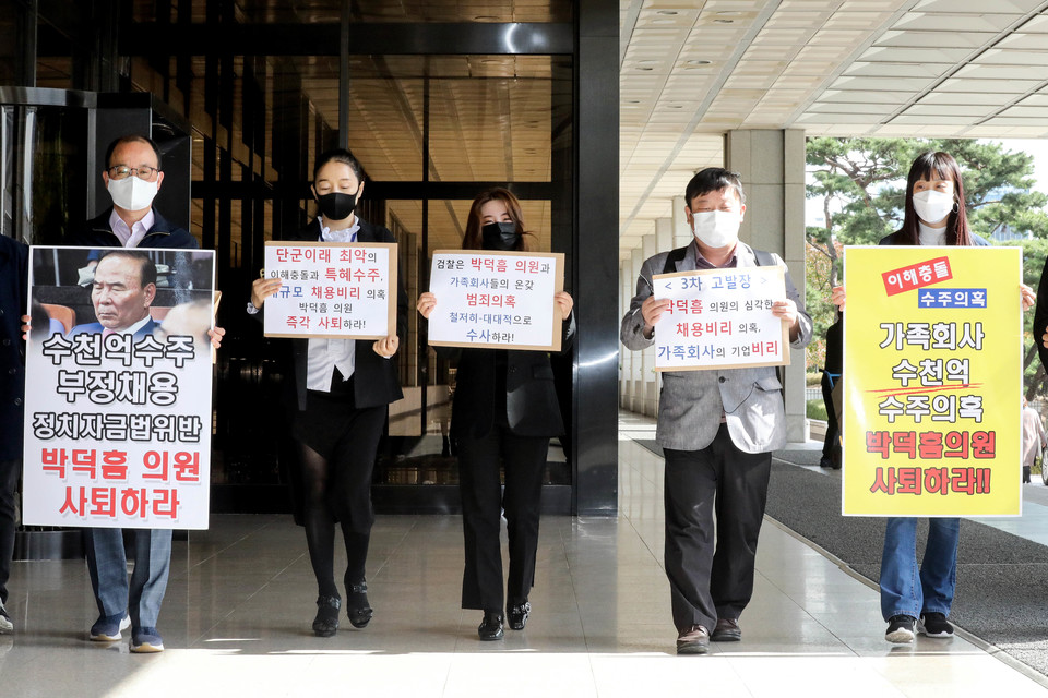 2020년 10월 15일 안진걸(왼쪽 네번째) 민생경제연구소장이 15일 오전 서울 서초구 서울중앙지방검찰청에서 무소속 박덕흠 의원의 채용비리·가족기업 비리 의혹’ 등 3차 고발 기자회견을 하고 있다