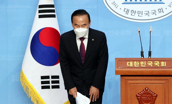 피감기관으로부터 수천억원 대 공사를 특혜수주 했다는 의혹을 받고 있는 박덕흠(국민의힘) 국회의원의 가족회사가 와 를 상대로 낸 소송에서 패소한 것으로 확인됐다.