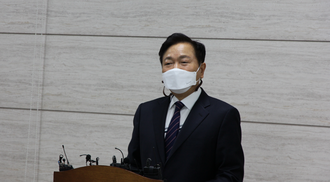 심의보 충북교육감 선거 예비후보는 16일 김진균·윤건영 예비후보들에게 단일화를 제안했다.