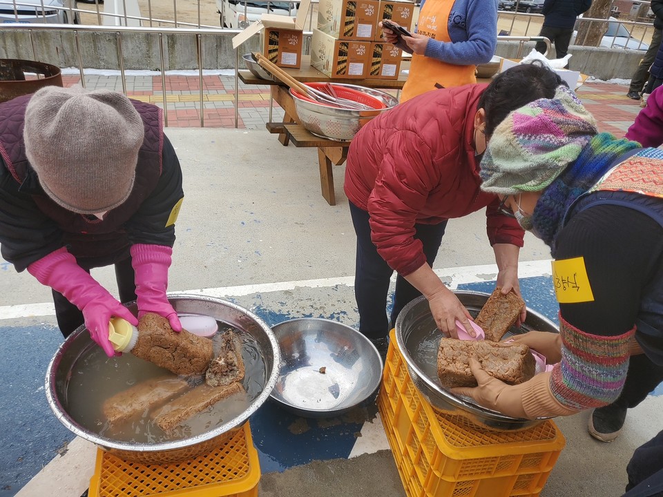 충북 괴산군은 괴산 서울농장에서 올해 처음으로 서울시민이 참가한 ‘장 담그기 프로그램’을 진행했다.