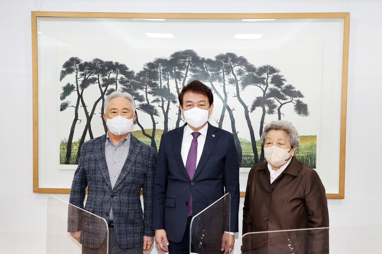 왼쪽부터 손수춘 씨, 김병우 교육감, 장옥순 씨.(충북교육청 제공)