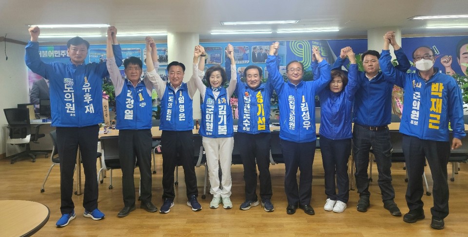 지난 20대 대통령선거에서 이재명 후보가 충북지역 11개 시·군중 유일하게 승리를 거둔 진천군 지역 민주당 출마자들이 지방선거압승을 다짐했다.