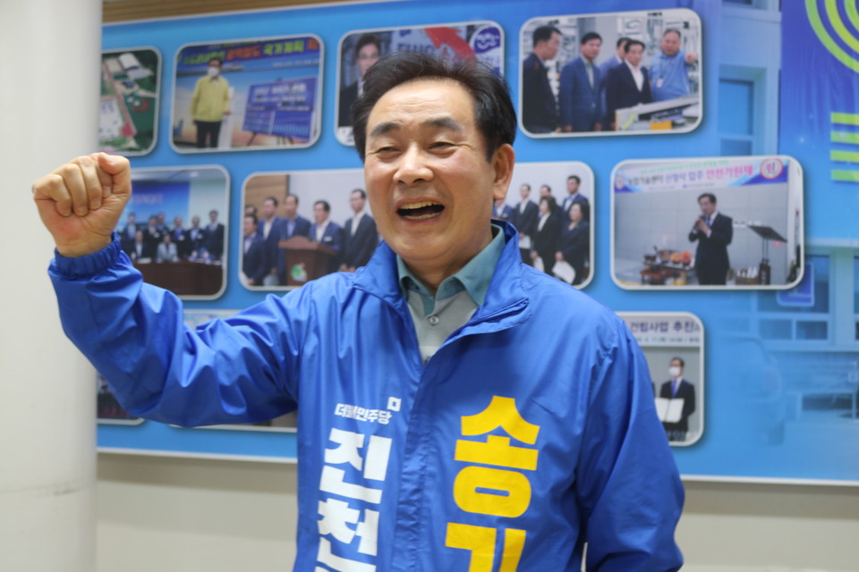 송기섭 후보는 제일먼저 현재 진천군 농가당 GRDP(지역내총생산) 5269만원을 6500만원으로 끌어 올리겠다고 약속했다.