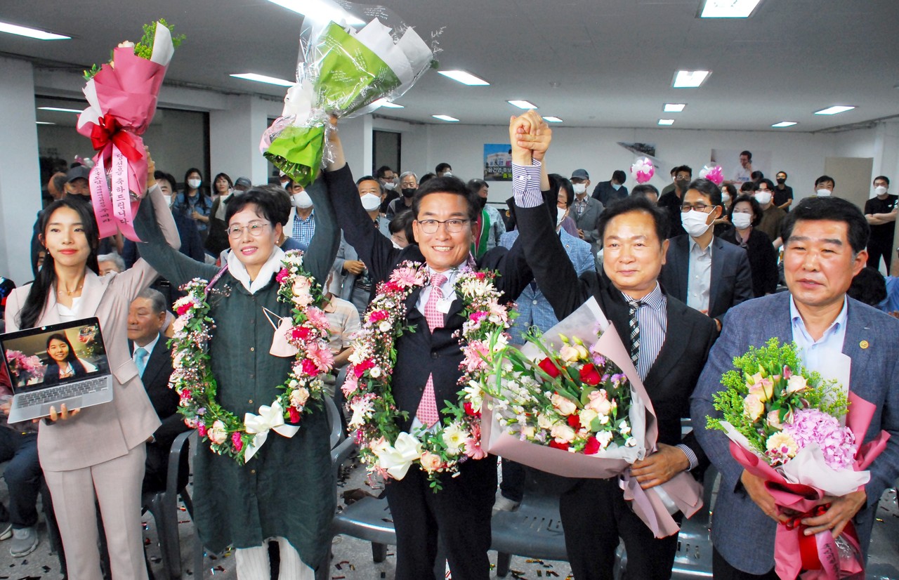 윤건영 충북교육감 당선자가 당선 세레모니를 하고 있는 모습.(뉴시스)
