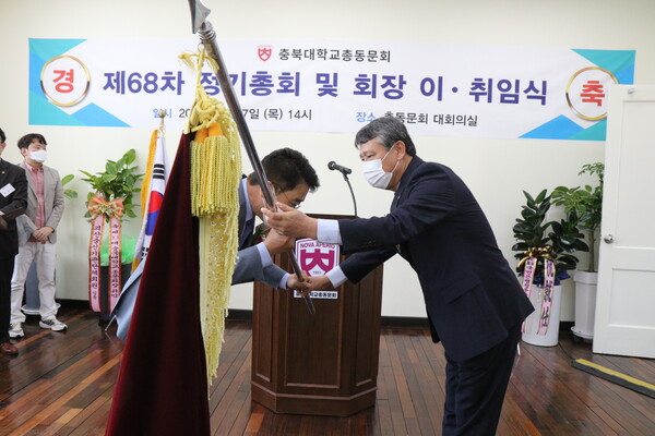 김영환 충북도지사는 지난 1일 보좌관 4명을 임명했는데 정책보좌관으로 임명된 윤양택(왼쪽) 충북대학교 총동문회장이 임명 당일 스스로 사퇴했다.