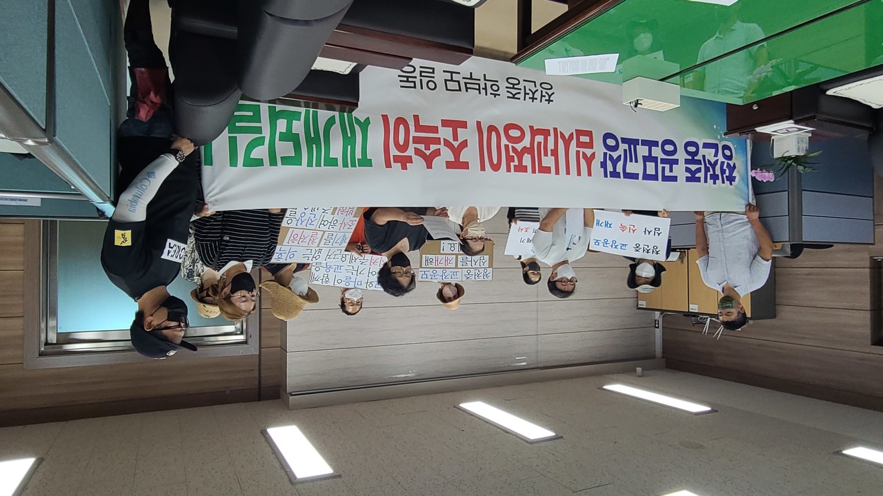 청천중학교 학부모들은 지난 4일 충북교육청에서 기자회견을 열고 교장공모를 당초 계획대로 추진하라고 촉구했다.