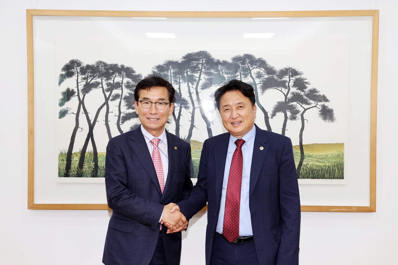 왼쪽부터 윤건영 충북교육감, 김영환 충북도지사.(충북교육청 제공)