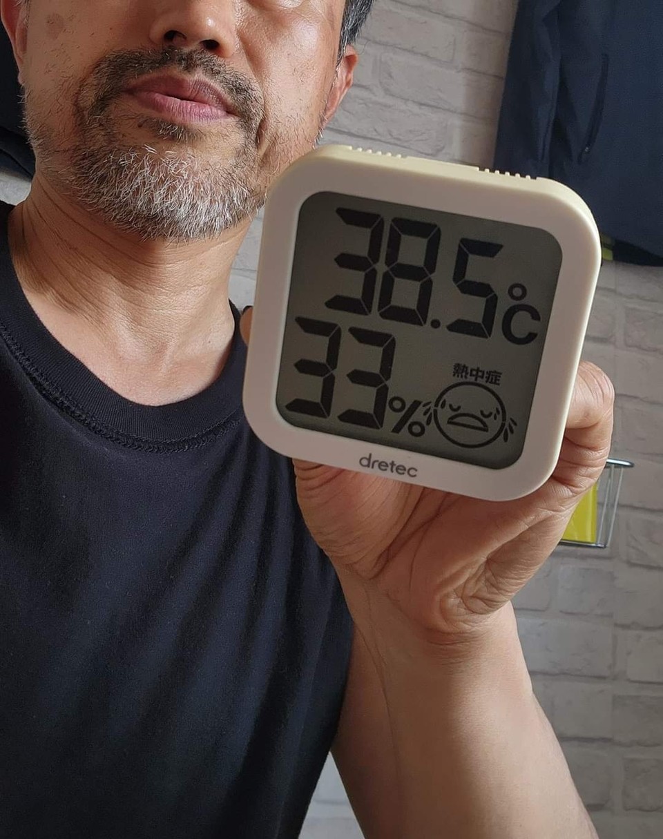 이강산 작가의 여름나기. 한 여름 그의 방의 온도가 38.5도를 보여주고 있다.