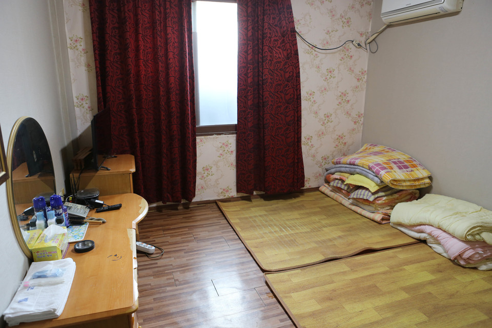 3평 조금 안되는 경남 김해시 부원동 소재 한 모텔 내부. 침대방도 있고 온돌방도 있다.