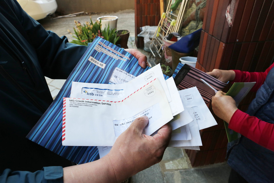 주인없는 우편물. 경남 김해시 부원동 소재 한 모텔 우편함에 남아있는 주인없는 우편물