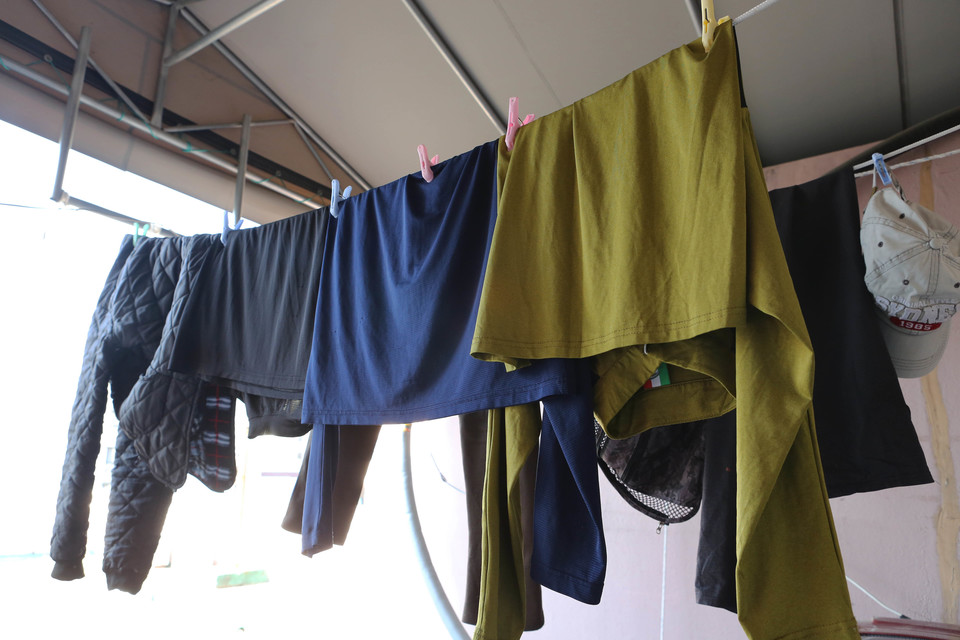 옥상 한켠에 널린 빨래. 이 모텔에는 옥상에 투숙객들이 공통으로 사용할수 있는 세탁기가 한 대 설치돼 있다.